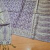 Echarpe indiana algodão com viscose dupla face estampa de arabescos roxo e creme
