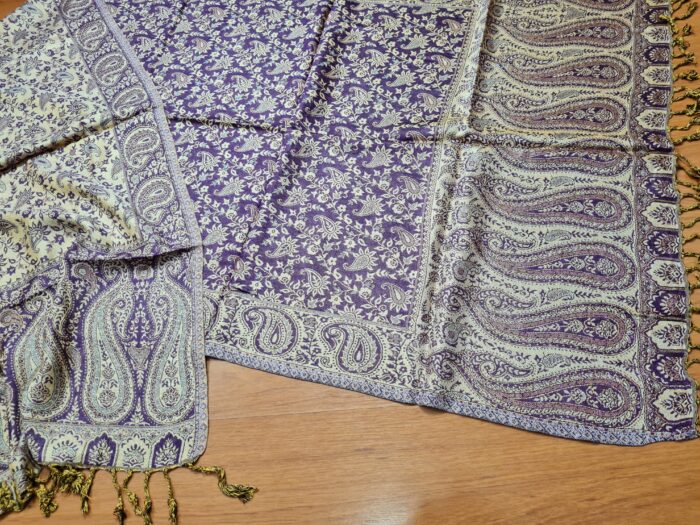 Echarpe indiana algodão com viscose dupla face estampa de arabescos roxo e creme