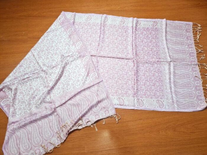 Echarpe indiana algodão com viscose dupla face estampa de arabescos rosa e offwhite