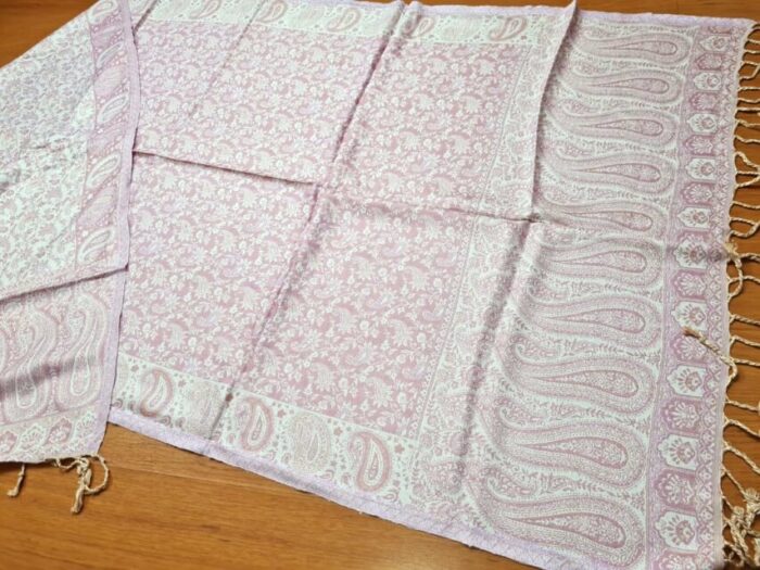 Echarpe indiana algodão com viscose dupla face estampa de arabescos rosa e offwhite
