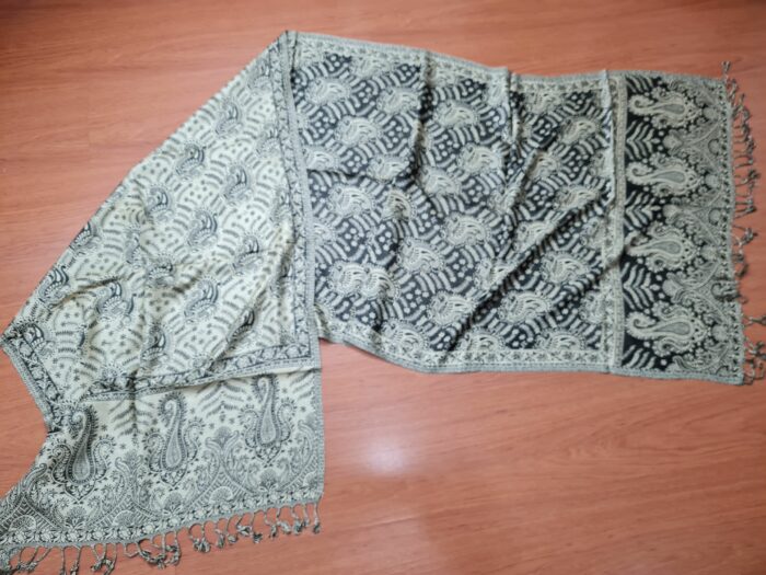 lenço indiano dupla face de viscose com algodão preto e bege arabescos