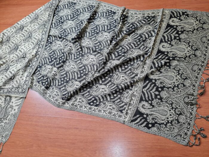 Echarpe indiana algodão com viscose dupla face estampa de arabescos preto e bege