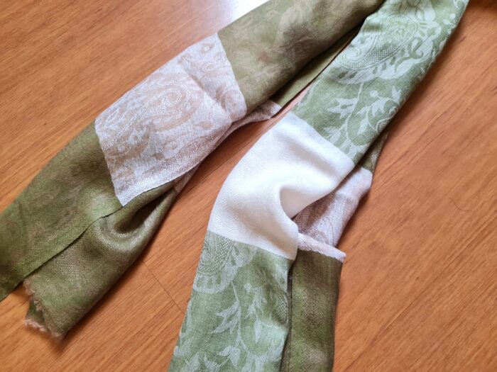 20250308_140158 Pashimina indiana de cashmere estampa paisleys tons de creme e verde