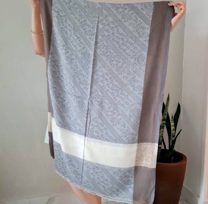 20260408_165251 pashmina de cashmere original, da Índia, cinza e creme com florais