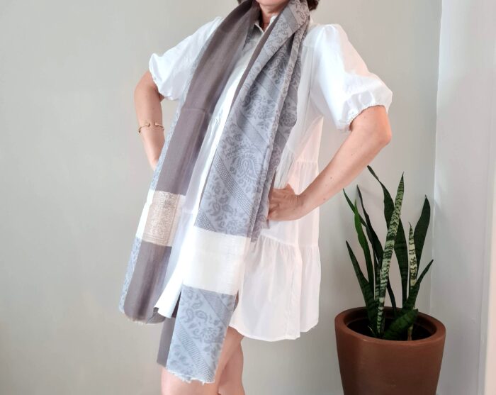 20260408_165312 Pashimina indiana de cashmere estampa paisleys tons de bege e cinza