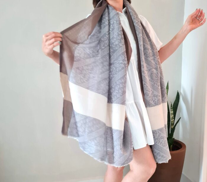 20260408_165322 Pashimina indiana de cashmere estampa paisleys tons de bege e cinza