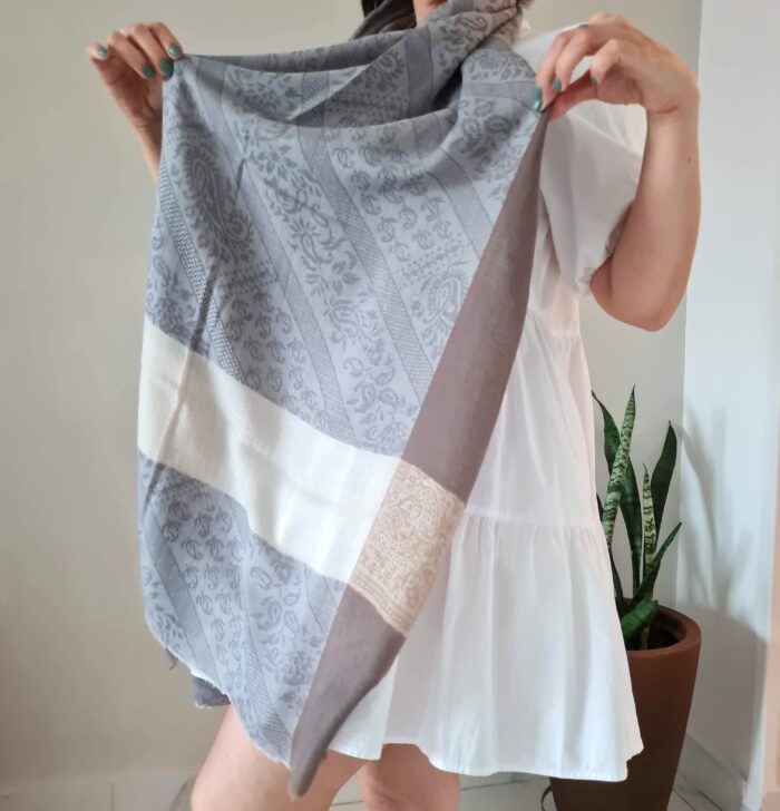 20260408_165334 Pashimina indiana de cashmere estampa paisleys tons de bege e cinza