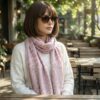 Echarpe indiana algodão com viscose dupla face estampa de arabescos rosa e offwhite