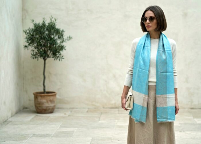 Pashimina indiana de cashmere estampa paisleys tons de creme e azul claro
