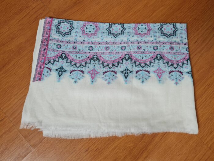 Pashimina indiana de cashmere estampa geométrica e floral creme e azul
