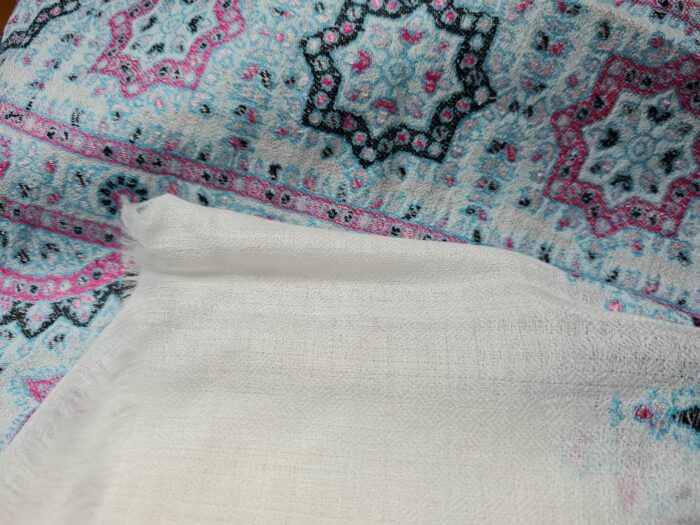 Pashimina indiana de cashmere estampa geométrica e floral creme e azul