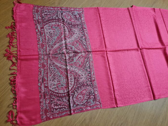 Pashimina indiana estampada de viscose com faixas estampadas paisley cereja