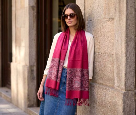echarpe indiana vermelha adamascada luxuosa longa com paisleys Pashimina indiana estampada de viscose com faixas estampadas paisley cereja