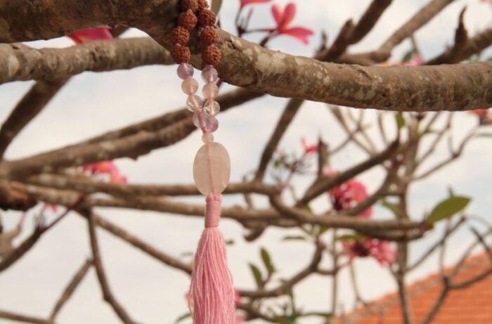 Japamala de Rudrakshas de Bali com mix de pedras Quartzo Rosa, Ametista e Quartzo Cristal