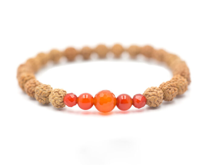 pulseira de Rudrakshas verdadeiras: Rudrakshas e Cornalina❤️ A cornalina tem uma energia muito elevada. Estimula a criatividade, vitalidade e combate condicionamentos negativos.⠀ ⠀