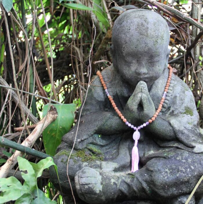 Japamala de Rudrakshas de Bali com mix de pedras Quartzo Rosa, Ametista e Quartzo Cristal