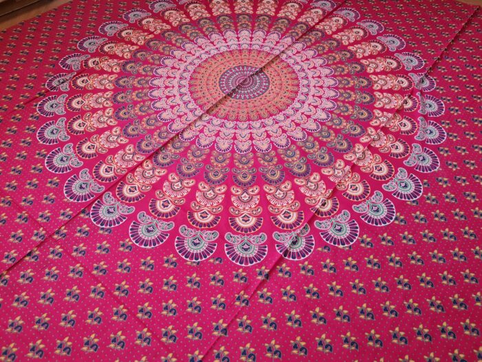 20230802_125945 COLCHA INDIANA DE CASAL COM MANDALA VERMELHO E COLORIDOS