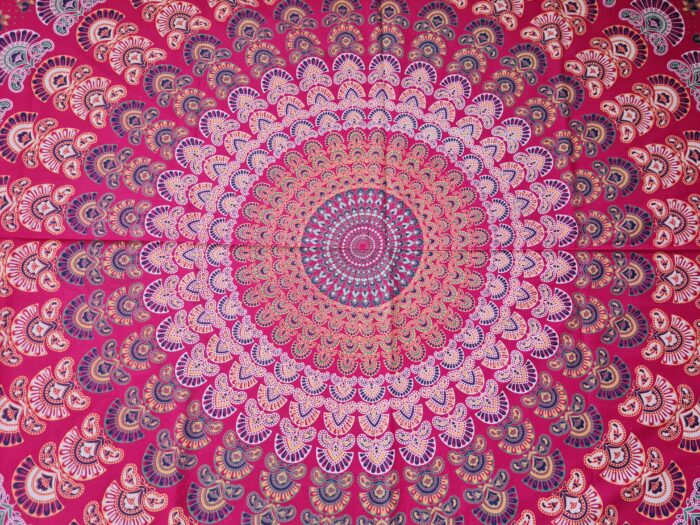 20230802_125958 Colcha indiana ou painel decorativo Mandala vermelho e coloridos