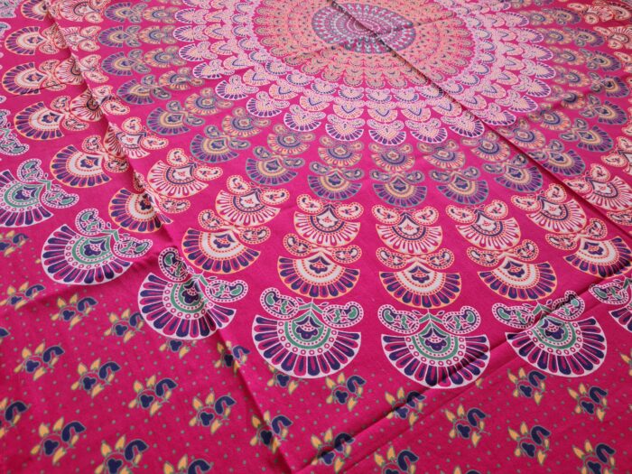 20230802_130005 Colcha indiana ou painel decorativo Mandala vermelho e coloridos