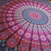 Colcha indiana de mandala grande com tons quentes (como lilás, rosa, coral, azul turquesa)