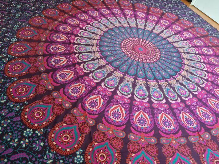Colcha indiana de mandala grande com tons quentes (como lilás, rosa, coral, azul turquesa)