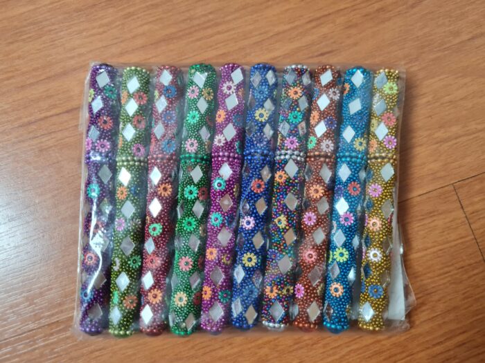 kit com 12 canetas indianas coloridas artesanais fetas de miçangas e espelhinhos