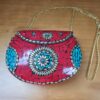 Bolsa indiana rígida de metal com mosaico de pedras naturais coral e turquesa