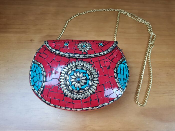 Bolsa indiana rígida de metal com mosaico de pedras naturais coral e turquesa