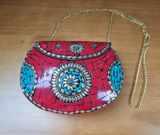 Bolsa indiana rígida de metal com mosaico de pedras naturais coral e turquesa