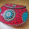 Bolsa indiana rígida de metal com mosaico de pedras naturais coral e turquesa