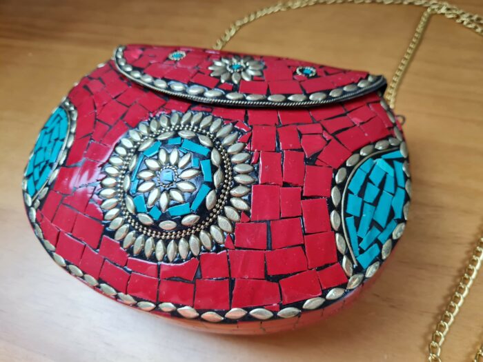 Bolsa indiana rígida de metal com mosaico de pedras naturais coral e turquesa
