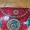 Bolsa indiana rígida de metal com mosaico de pedras naturais coral e turquesa