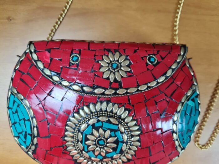 Bolsa indiana rígida de metal com mosaico de pedras naturais coral e turquesa