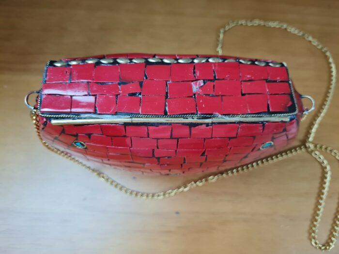 Bolsa indiana rígida de metal com mosaico de pedras naturais coral e turquesa