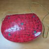 Bolsa indiana rígida de metal com mosaico de pedras naturais coral e turquesa
