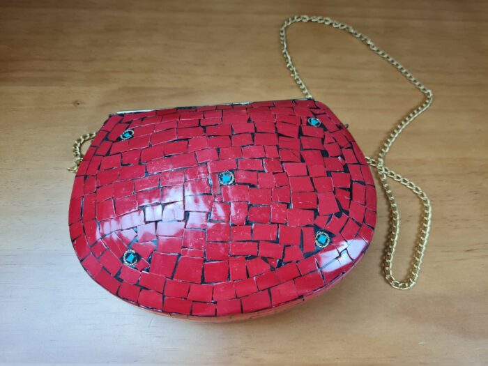Bolsa indiana rígida de metal com mosaico de pedras naturais coral e turquesa