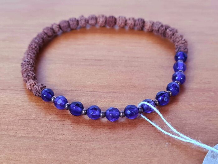 Pulseira de Rudrakshas originais e pedras de Ametista P