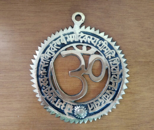 placa de metal com mantra gayatri cor dourado e preto Placa de Om de metal dourado com mantra Gayatri para decorar portas e parede
