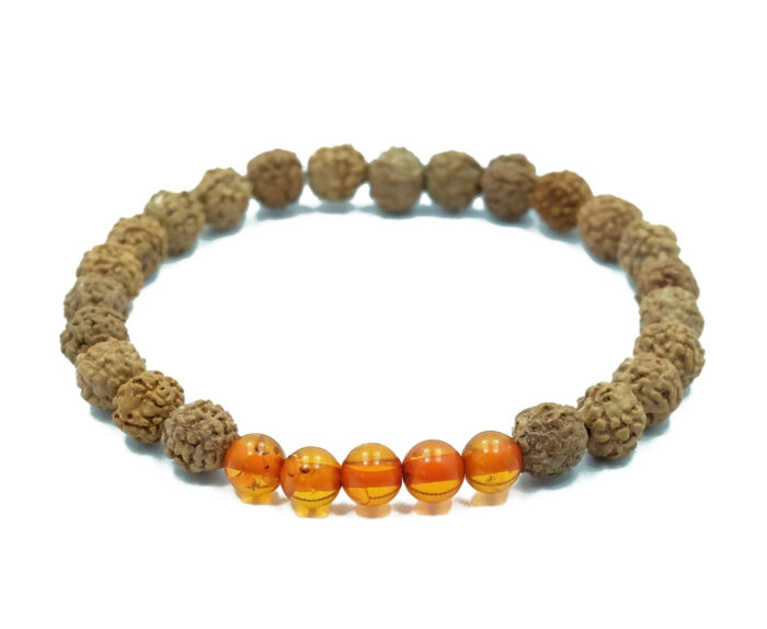 Pulseira de Rudraksha verdadeira, tamanho 7mm, com pedras de Ambar. Peça feita artesanalmente, com ritual de purificação. Tamanho P