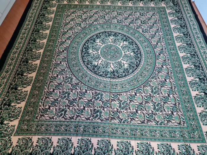 Colcha indiana ou painel decorativo Mandala preto creme e verde (2,40m x 2,10m)