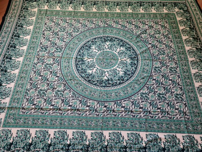 Colcha indiana ou painel de tecido decorativo, com belíssima estampa de mandala, com diversos tons entre preto, creme, tons de verde.... De algodão com 2,40 x 2,10m.