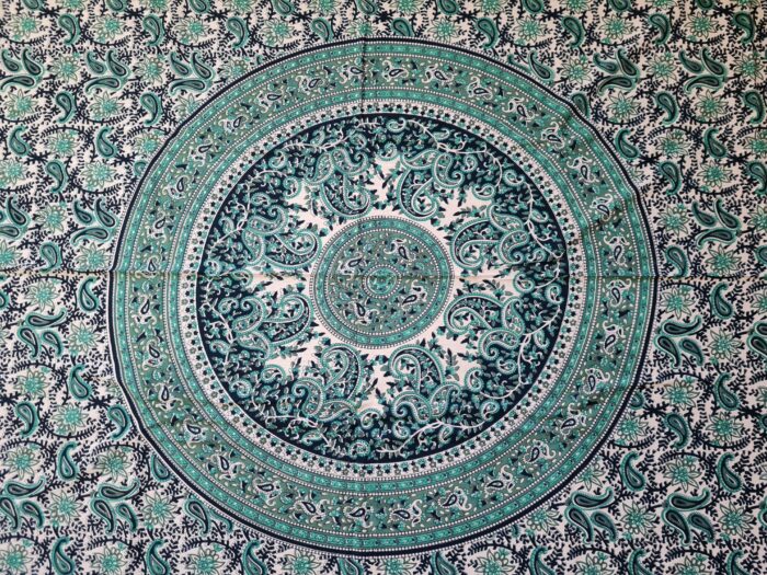 Colcha indiana ou painel decorativo Mandala preto creme e verde (2,40m x 2,10m)