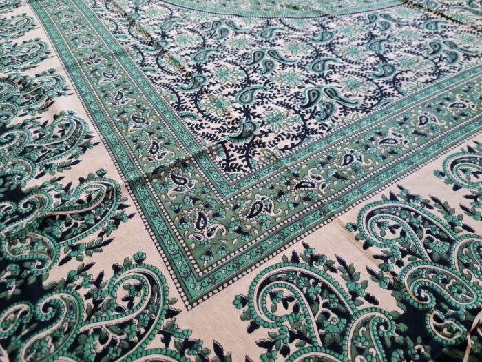 Colcha indiana ou painel decorativo Mandala preto creme e verde (2,40m x 2,10m)