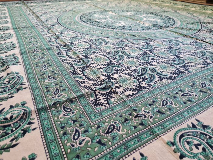 Colcha indiana ou painel decorativo Mandala preto creme e verde (2,40m x 2,10m)