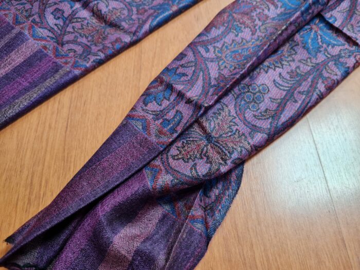 20230818_155352 Pashimina indiana de cashmere estampado com listras roxo e outras cores