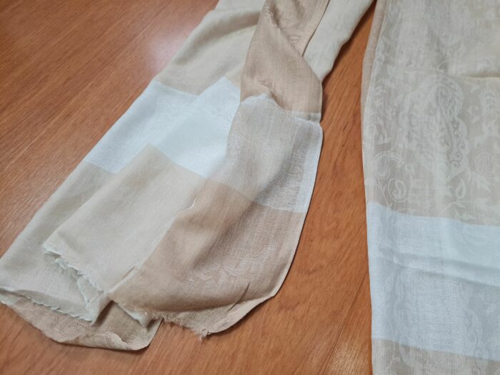 20231010_152412 Pashimina indiana de cashmere estampa paisleys de bege e creme
