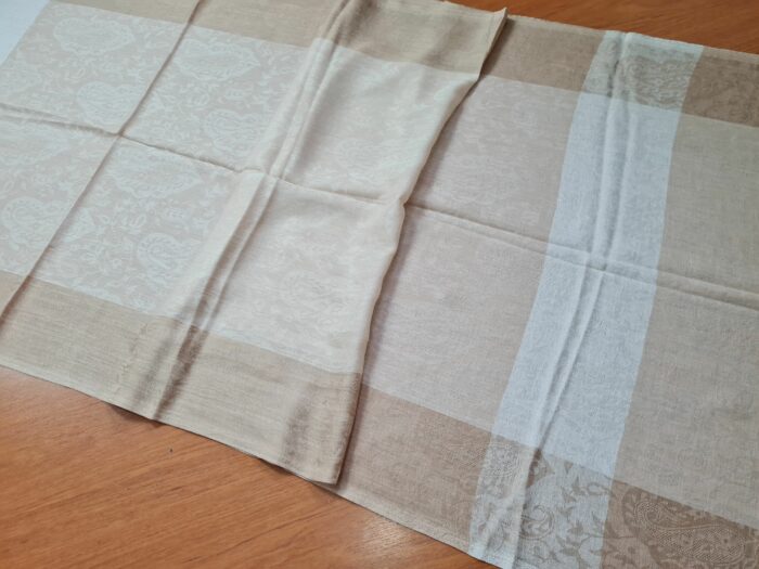 20231010_152445 Pashimina indiana de cashmere estampa paisleys de bege e creme
