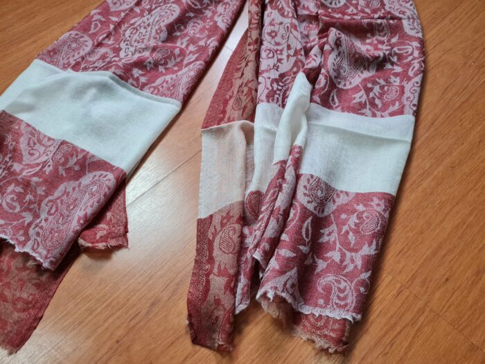Pashimina indiana de cashmere estampa paisleys de creme e vinho