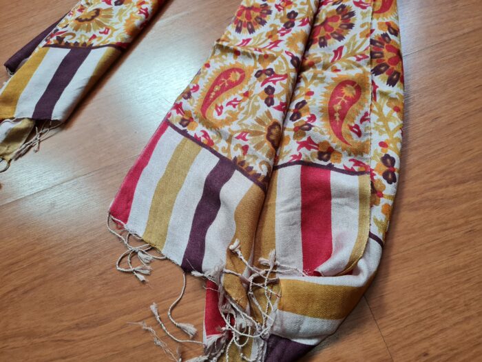 20231010_155105 Echarpe indiana estampa paisley de viscose ocre e coloridos