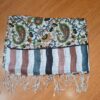 Echarpe indiana estampa paisley clássica de viscose cor marrom, verde e e coloridos